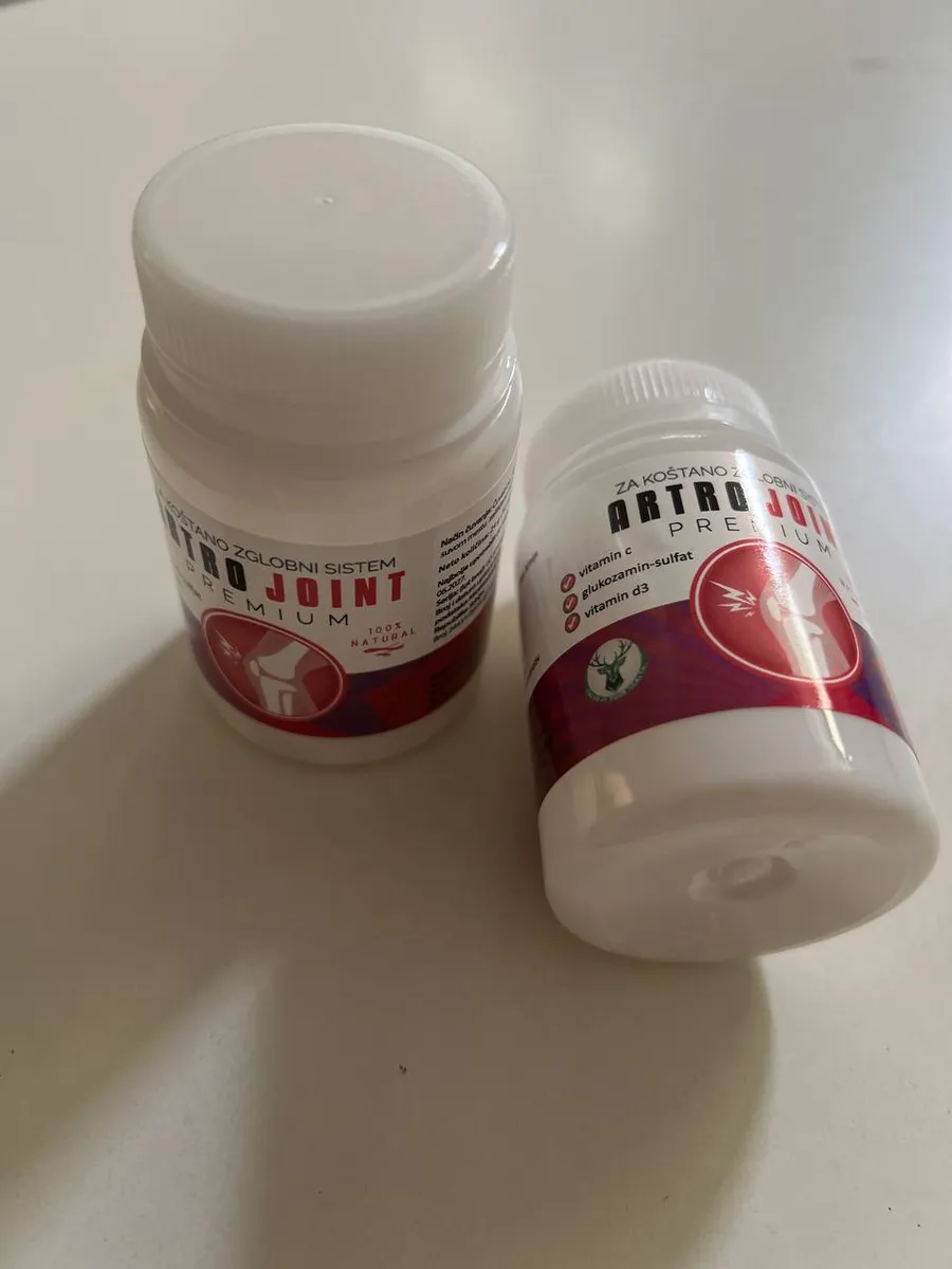 Artro Joint Premium: bočice poređane na kuhinjskom stolu